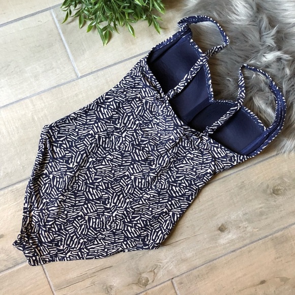 Niptuck swim slimming one piece in navy and cream. Size 6 - Picture 3 of 7